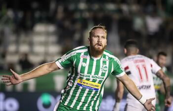 Isidro Pitta festeja su gol para Juventude ante Sao Paulo.