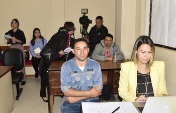 Los hermanos Dionisio y Teresio Cabrera junto a la defensora pública Liz Paola Mongelós, minutos antes de la lectura de la sentencia.