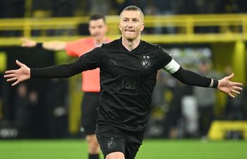 Marco Reus, capitán del Borussia Dortmund, celebra su gol ante el Hertha Berlín.