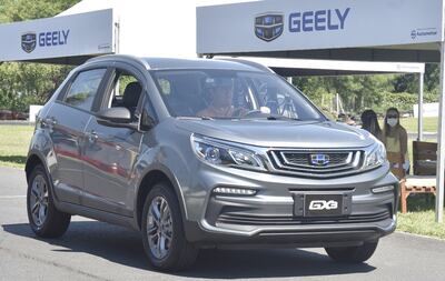 Geely sigue firme en su apuesta al mercado de SUV, sumando un modelo en dos versiones que vinieron para quedarse en el gusto del conductor paraguayo.