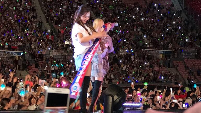 Yuri, una de las integrantes de Girls' Generation, con una bandera de Paraguay.

Foto: @LyAssli (Twitter)