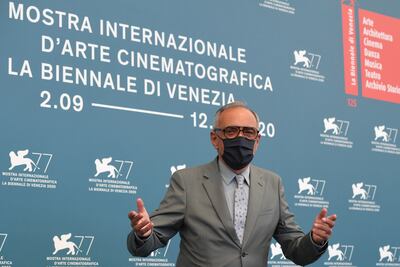 El director del Festival de Venecia, Alberto Barbera, posa con su tapabocas en la jornada inaugural del encuentro.