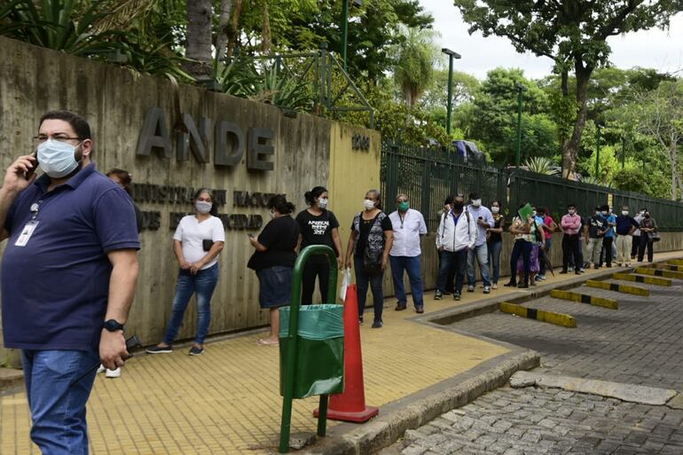 Larga fila en la ANDE para gestiones básicas en el primer día de reapertura.