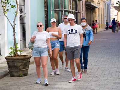 Turistas recorren las calles en La Habana. Cuba recibe a partir de este domingo a los viajeros internacionales sin tener que someterse a una cuarentena obligatoria ni presentar una prueba PCR negativa o realizarla a su llegada, aunque deberán portar un pasaporte de salud con aquellas vacunas certificadas por las agencias reguladoras.