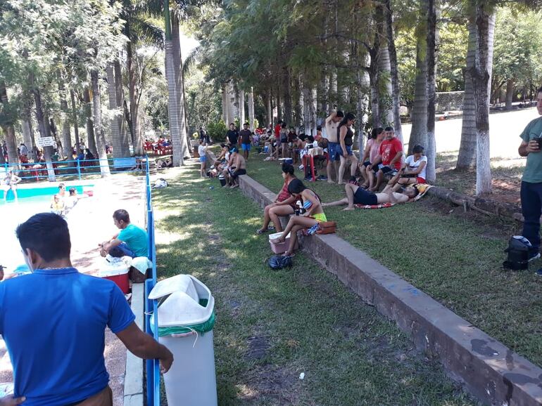 El intenso calor motivó a los veraneantes a buscar espacios verdes y con piletas.