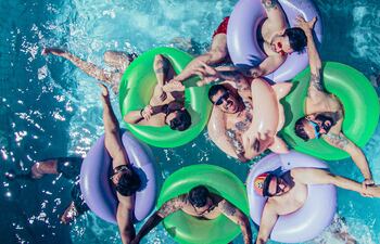 Arena, agua y muchos colores son protagonistas en el nuevo videoclip de "Kita Pena".