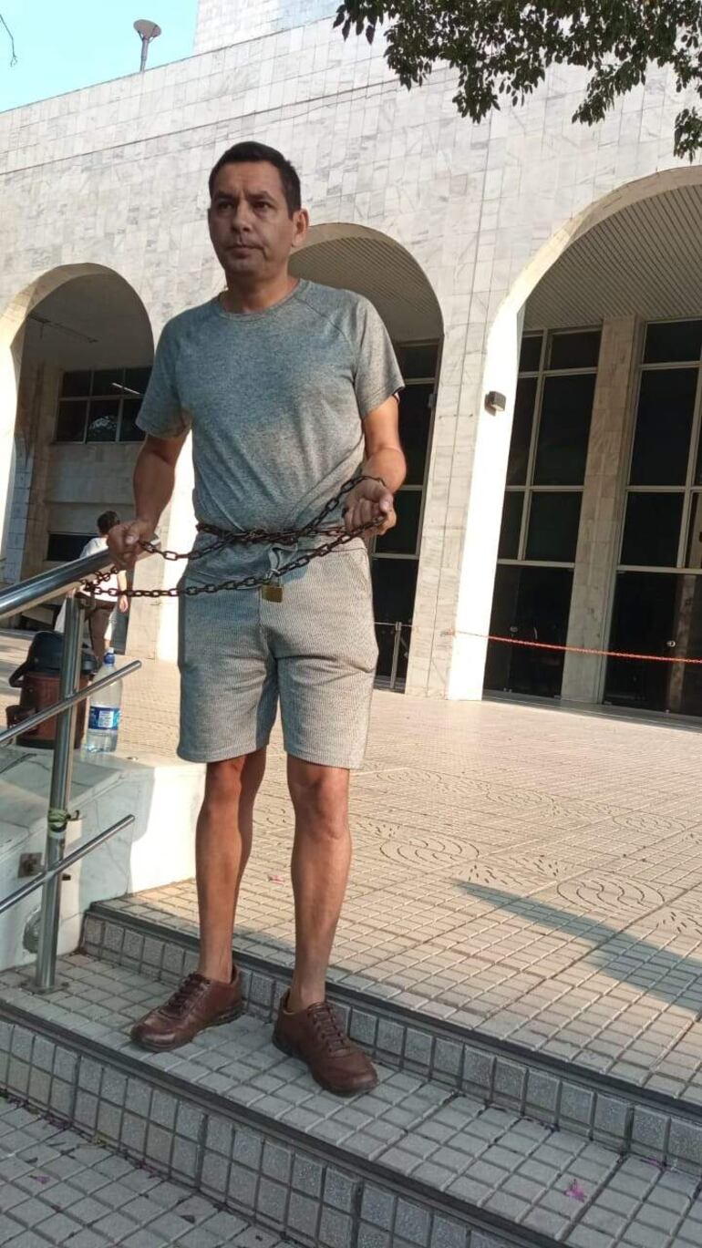 Julio Núñez se encadenó también en el Palacio de Justicia anoche, para hacer causa común con su amigo Lorenzo Melgarejo.
