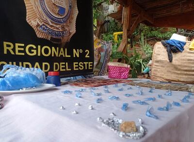 Los antidrogas incautaron varias dosis de crack y billetes de baja denominación.