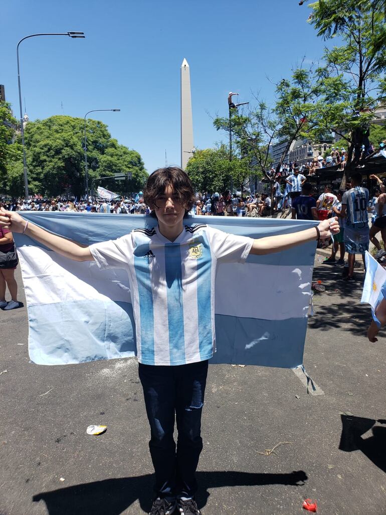 Santino Centurión festejando en el Obelisco la Copa del Mundo obtenida por la Selección Argentina