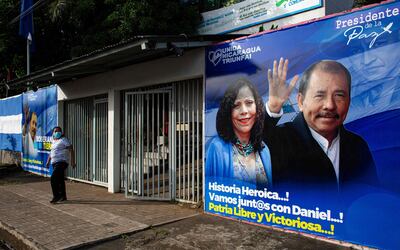 El gobernante de Nicaragua, Daniel Ortega y su esposa y vicepresidente, Rosario Murillo; buscará su reelección en las elecciones de noviembre. (OSWALDO RIVAS/AFP)