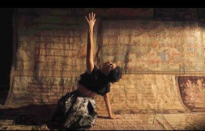 Marisol Pecci frente a “El gran manto” de Ricardo Migliorisi, en la intervención coreográfica “Osmósis”. El video está disponible en el canal de YouTube y las redes del Museo del Barro.