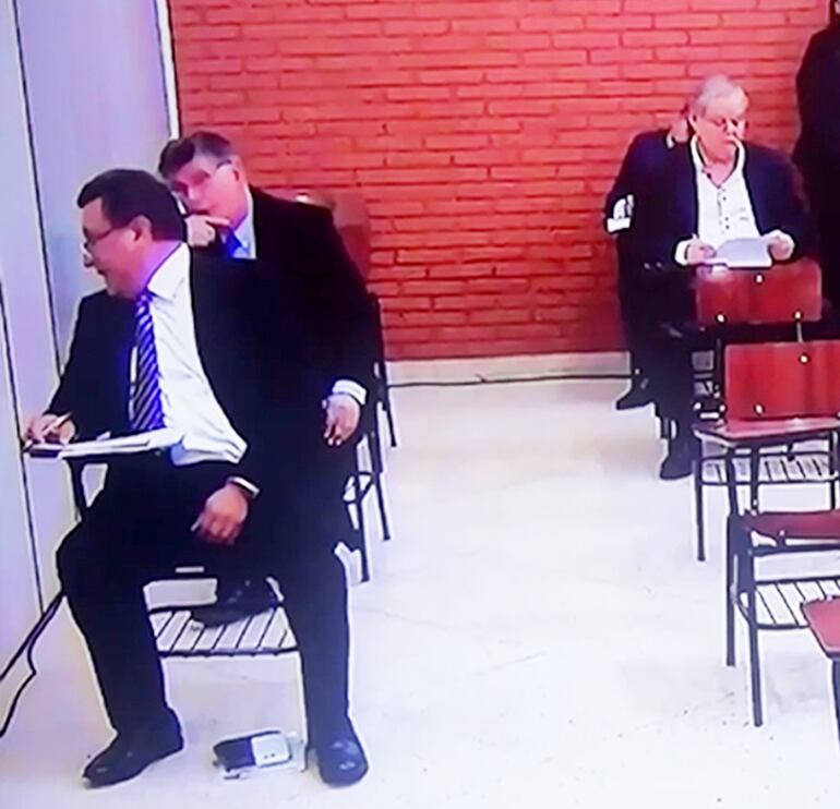 El Dr. Rubén Darío Romero se inclina para responder al llamado de Óscar Rodríguez Kennedy, durante el examen.