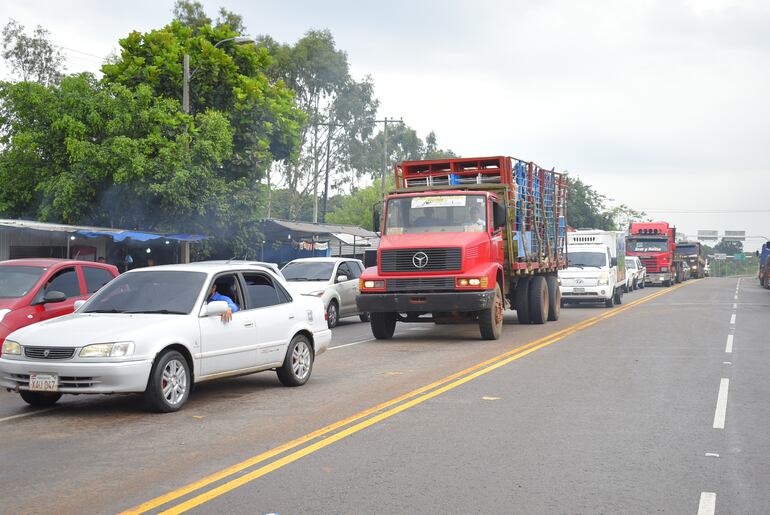 Una larga fila de vehículos se generó ante el corte intermitente de la ruta PY08 en Villarrica.