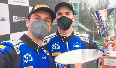 Selfie en el podio de los vencedores en Monza para Fabrizio Zaldívar (d) y su navegante español Rogelio Peñate.