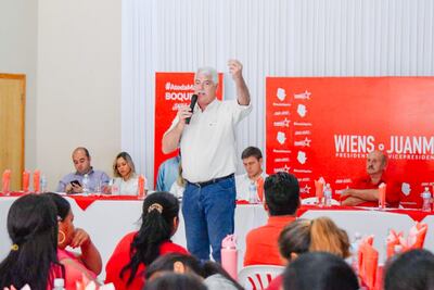 Arnoldo Wiens (de pie) dio un duro discurso contra Horacio Cartes, en Loma Plata. Fue este domingo último.