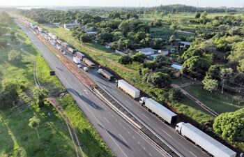 El cierre de rutas siguió hasta ayer, aunque prometieron cancelarlo el fin de semana. Camioneros se quedarían al costado de las vías.