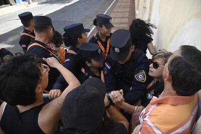 Ciudadanos de diversos grupos se manifestan en las cercanías del Parlamento.