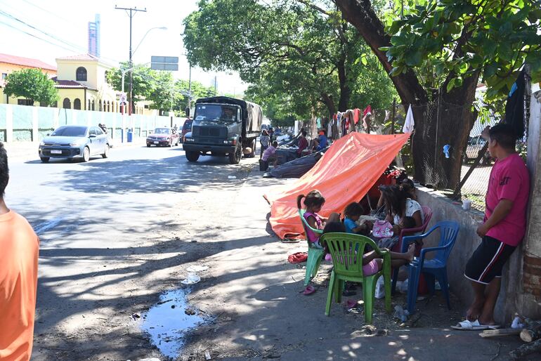 Los indígenas sin tierras que acampan en Asunción manifestaron que no tienen a donde ir. 