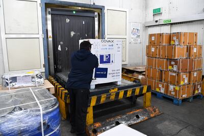 Un personal del aeropuerto descarga una caja de cartón de la vacuna Covishield desarrollada por el Serum Institute of India (SII) con sede en Pune en el aeropuerto de Mumbai el 24 de febrero de 2021, como parte del esquema Covax, que tiene como objetivo adquirir y distribuir las vacunas de manera justa entre todas las naciones.