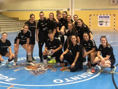 Las chicas del Liberbank, con las paraguayas Marizza Faría y Sabrina Fiore.