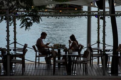 Dos personas en una terraza del puerto de Barcelona. En Cataluña aumentaron los casos positivos.