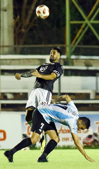 El defensor de Olimpia y ayer capitán, Carlos Rolón, no se deja ganar por la experiencia de Santiago Salcedo.