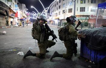 Tropas israelíes durante enfrentamientos con manifestantes palestinos en Cisjordania.