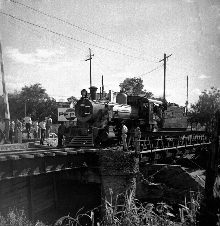 Un tren del Ferrocarril Carlos A. López a poco de salir de la Estación Central, en el puente de Perú y Artigas.