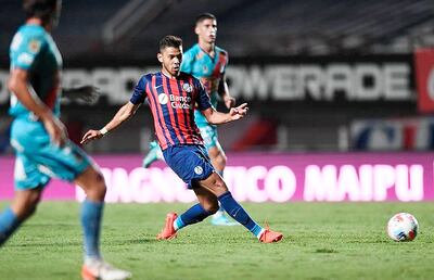 Ángel Romero remata el balón ante dos jugadores de Arsenal.