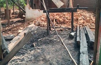 Totalmente consumida quedó la vivienda de la humilde familia.