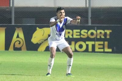Fredy Vera festeja después de anotar el gol de la victoria de Sportivo Ameliano