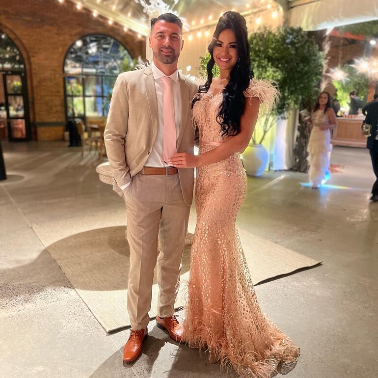 El DT del Club Olimpia Julio Cáceres y su esposa Gloria Vera acompañaron a Néstor Camacho y Fio Filártiga el día de su boda. (Instagram/Gloria Vera)
