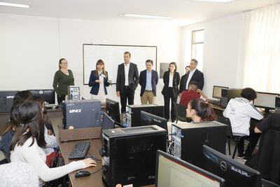 Presentación de programa dual entre directivos de Horizonte Positivo, la ministra del Trabajo y jóvenes inscriptos en programa dual.