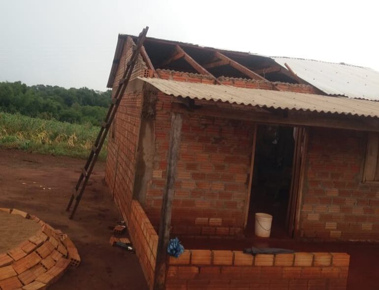 Las lluvias llegaron con vientos fuertes en Domingo Martínez de Irala, que hasta destecharon esta vivienda.