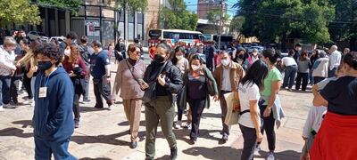 Una multitud de creyentes arriba a la Catedral Metropolitana en la recorrida de las siete iglesias.