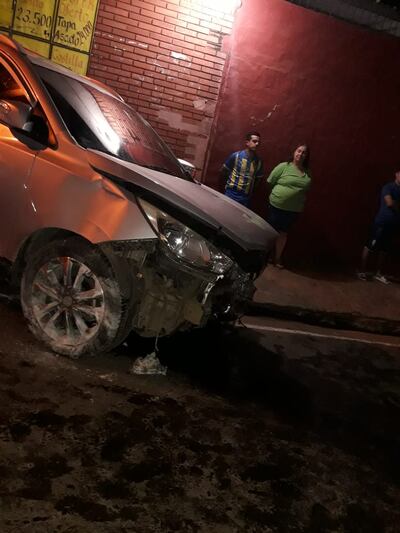 Dentro del vehículo chocado se encontraba una mujer de 59 años y un niño de 13 años.