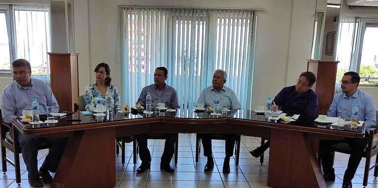 Félix Ramírez (centro), presidente de Directorio de la Cooperativa del Sur, durante la reunión con ejecutivos de la AFD.