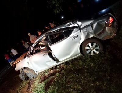 El automóvil Toyota Allion que conducía el malogrado Marcos Olmedo Presentado quedó destartalado luego del percance.