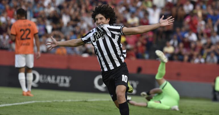 Iván Franco abre los brazos en busca de un compañero para festejar el primer gol de Libertad.