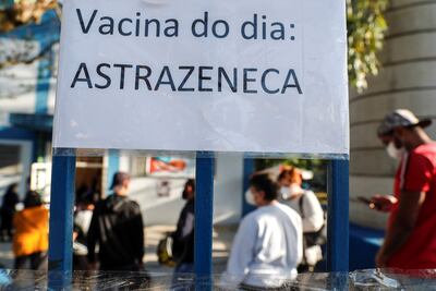 Ciudadanos asisten a vacunarse contra la covid-19, en una unidad básica de salud (UBS), en Sao Paulo (Brasil).