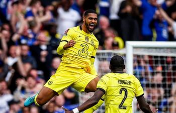 Ruben Loftus-Cheek salta y celebra su gol para Chelsea.