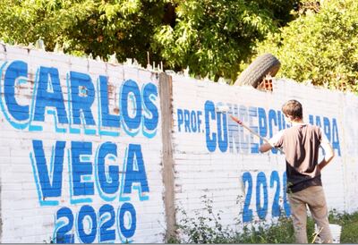 Murales  en Villa Elisa con propaganda extemporánea.