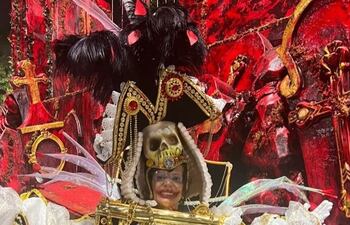 Nora Ruoti con el traje alegórico que lució anoche como integrante de la Escuela de Samba Salgueiro.