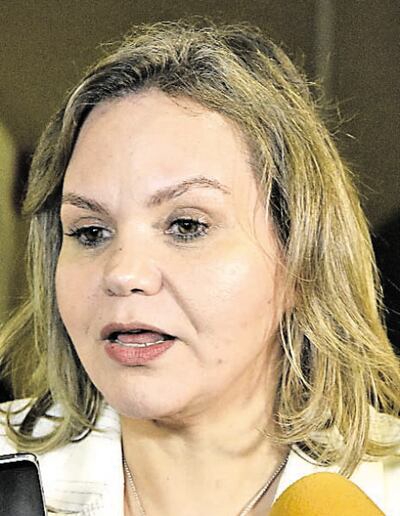 La senadora Lilian Samaniego (ANR, excartista) le reclamó ayer a Alliana que rinda cuentas de la elección juvenil.