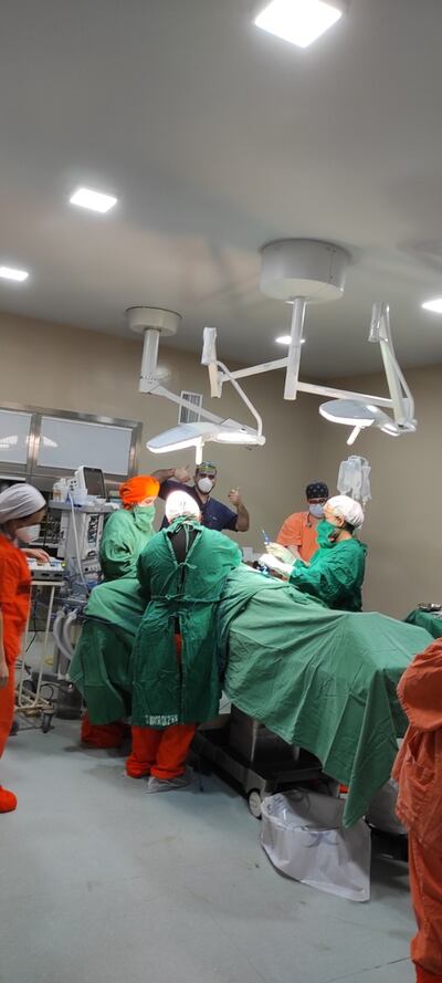 Médicos durante una intervención en el Hospital Nacional de Itauguá.