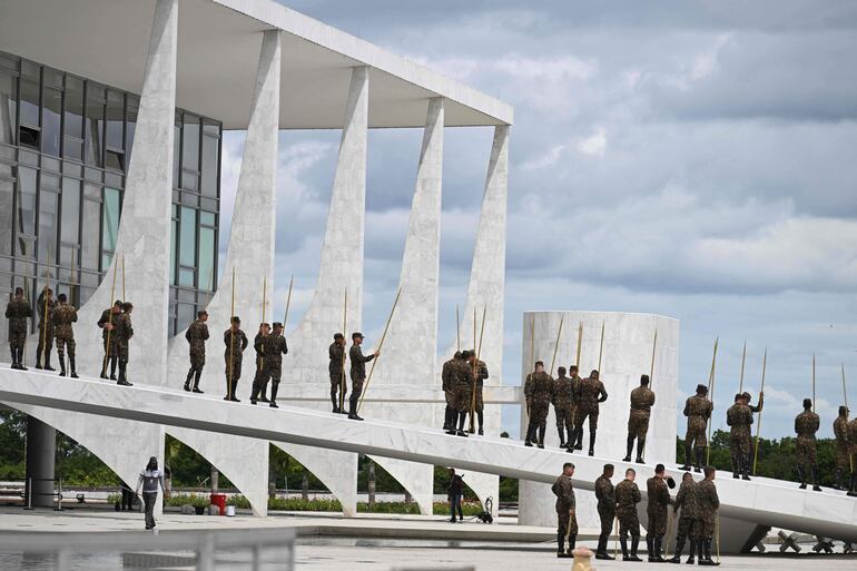 Preparativos militares en el Palacio de Planalto, en Brasilia, Brasil.