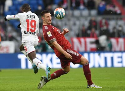 Niklas Süle (d), defensor del Bayern, disputa el balón con el delantero francés Moussa Diaby, del Leverkusen.