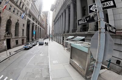 Una vista de las vacías aceras de Wall Street, pero con una ligera revitalización en el interior de la poderosa bolsa neoyorquina, al igual que las de Europa y otros países, mientras parece que la pandemia va llegando a su pico, y su previsible posterior declive.