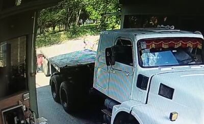 El camión estaba con desperfectos mecánicos, dentro de un puerto, y la víctima intentaba colocar la barra de remolque.