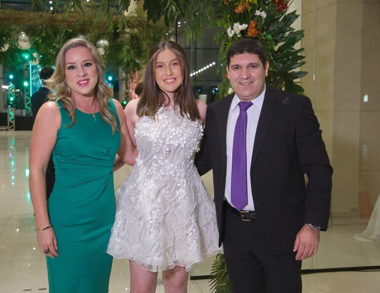 La quinceañera  con Cynthia Vera y César Luis Vera.